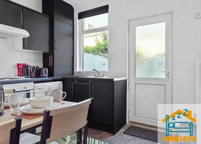 2br In Sleeps 8 Close To Bae Systems, Hospital, Lakes * בארו אין פרנס