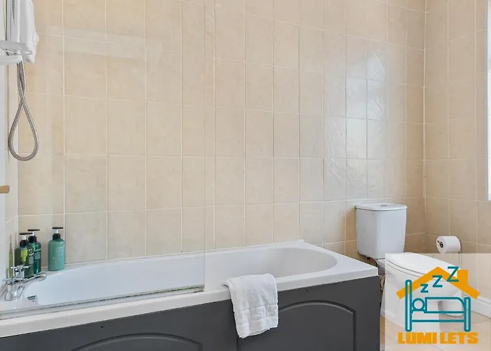 2br In Sleeps 8 Close To Bae Systems, Hospital, Lakes * בארו אין פרנס